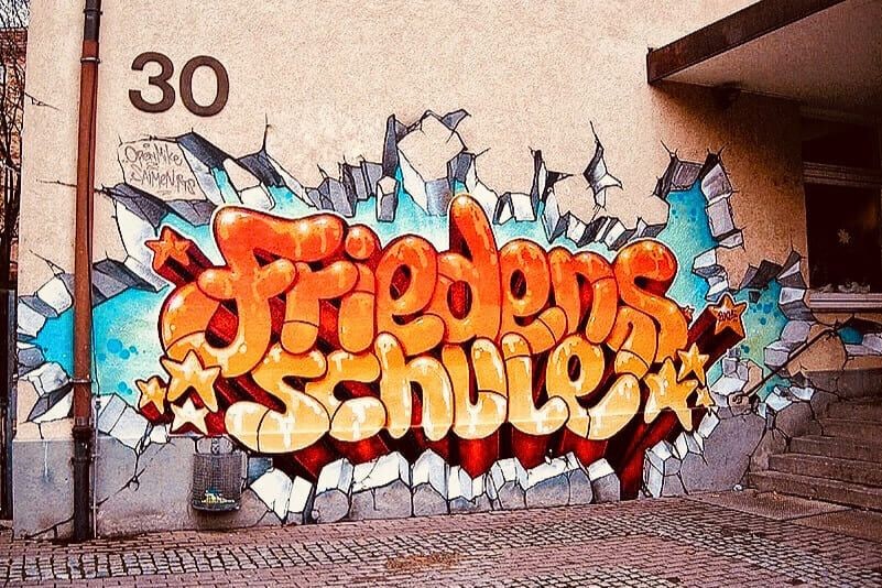 Graffiti Workshop Schule Stuttgart – Fassadenprojekt der Friedensschule mit Urban-Art Schriftzug