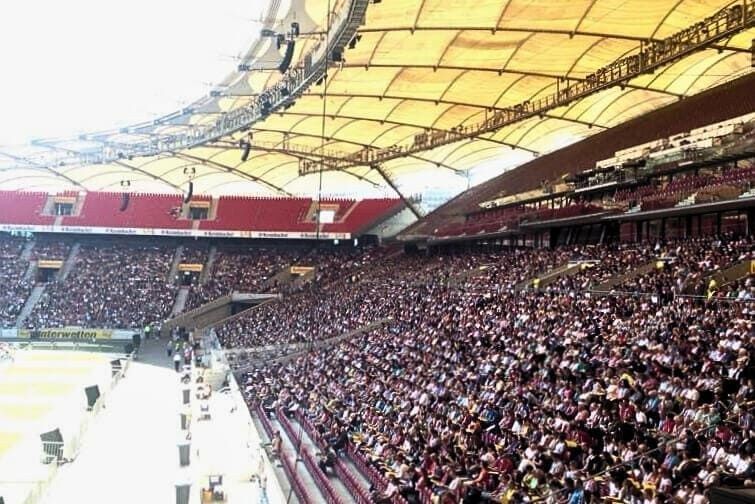 Große Menschenmenge beim Christustag in der Mercedes-Benz Arena Stuttgart – Urban Art Event mit Graffiti Coach Open Mike.
