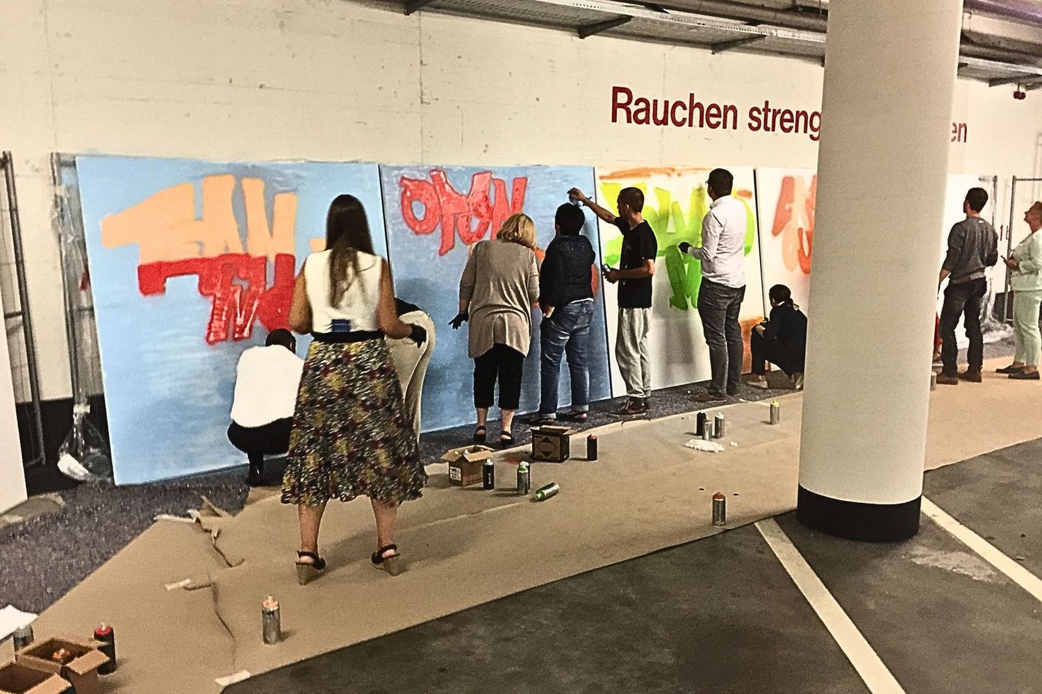 Live-Graffiti-Aktion im Geno-Haus Stuttgart: Über 200 Mitarbeitende gestalten gemeinsam 20 Leinwände beim Kreativ-Workshop mit Open Mike.