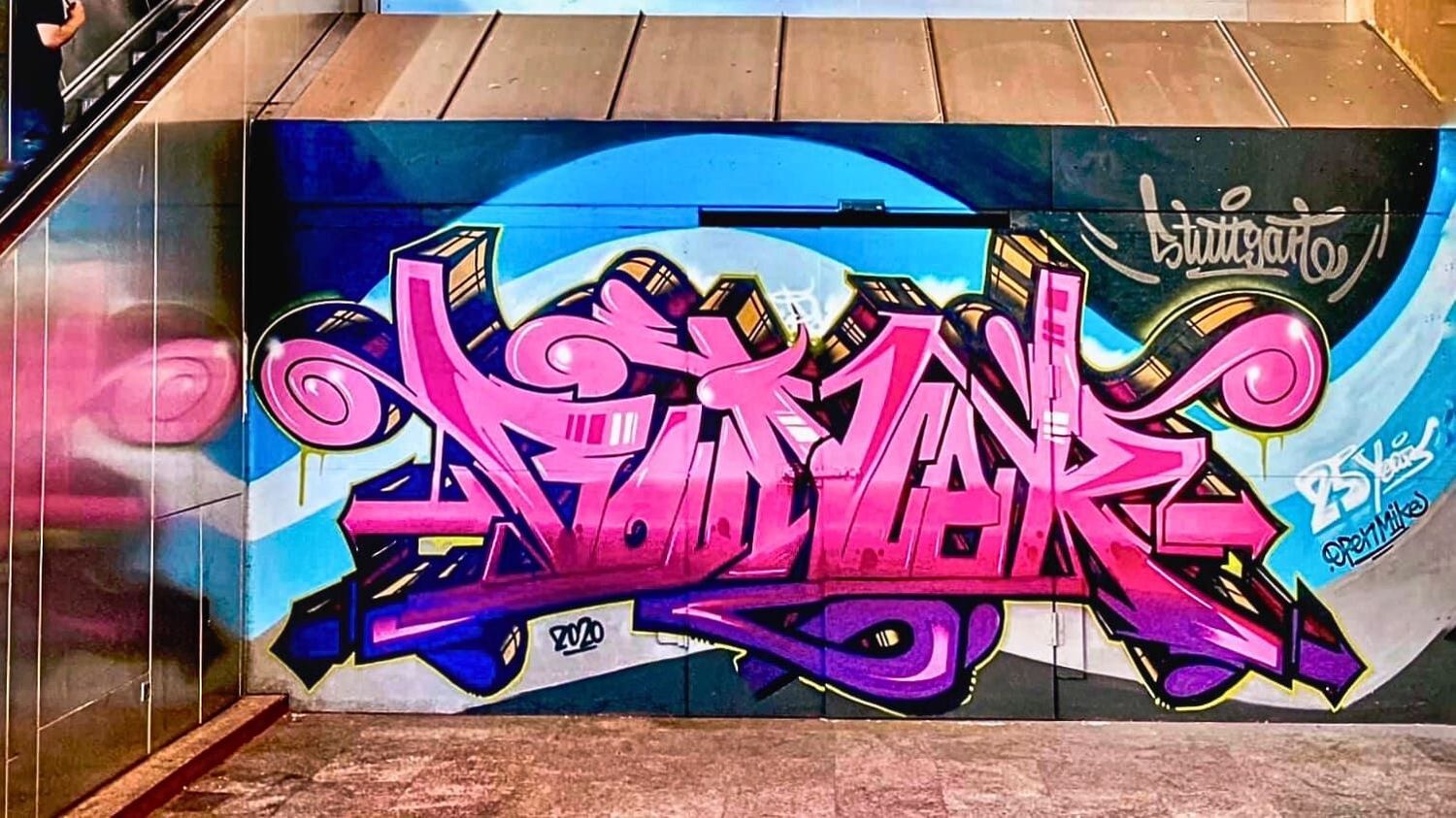 Graffiti Stylewriting im Bouncer-Style von Graffiti Coach Open Mike – kunstvoll gesprayt am Stuttgarter Hauptbahnhof als Tribute an 25 Jahre Urban Art und Styleentwicklung.