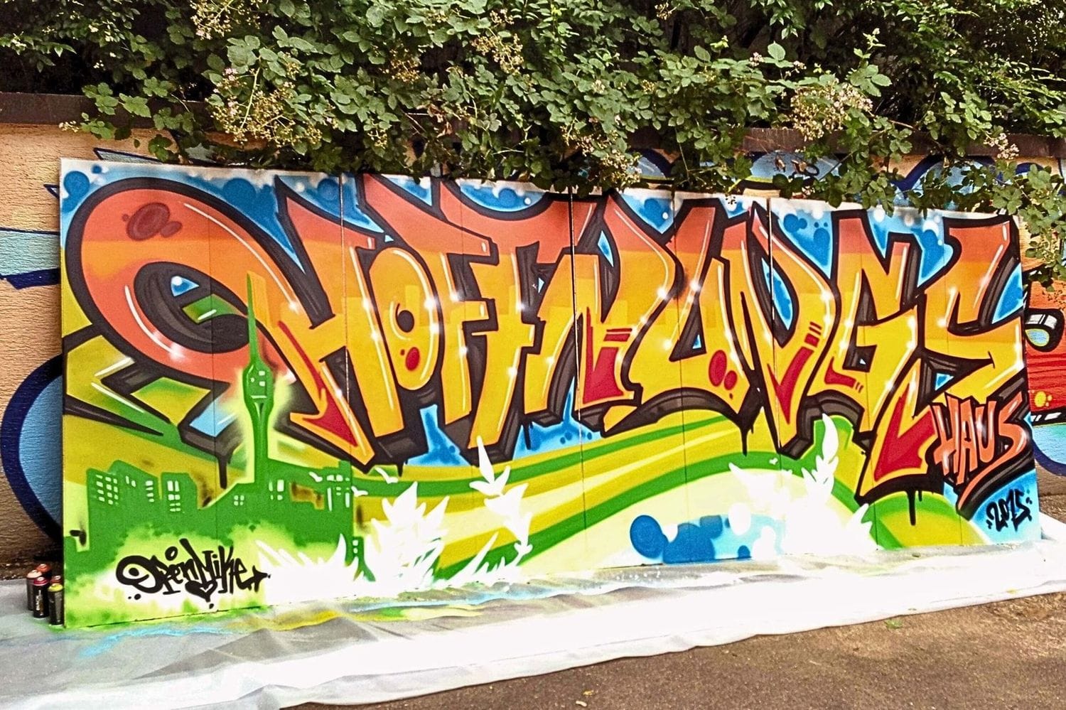 Fertiges Graffiti auf Holzplatten – Ergebnis eines kreativen Graffiti-Workshops mit Jugendlichen in Stuttgart unter Anleitung von Graffiti Coach Open Mike.