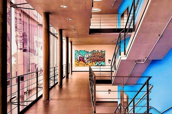 Porsche-Gebäude mit Glasfassade, innen sichtbar: das installierte Graffiti-Kunstwerk