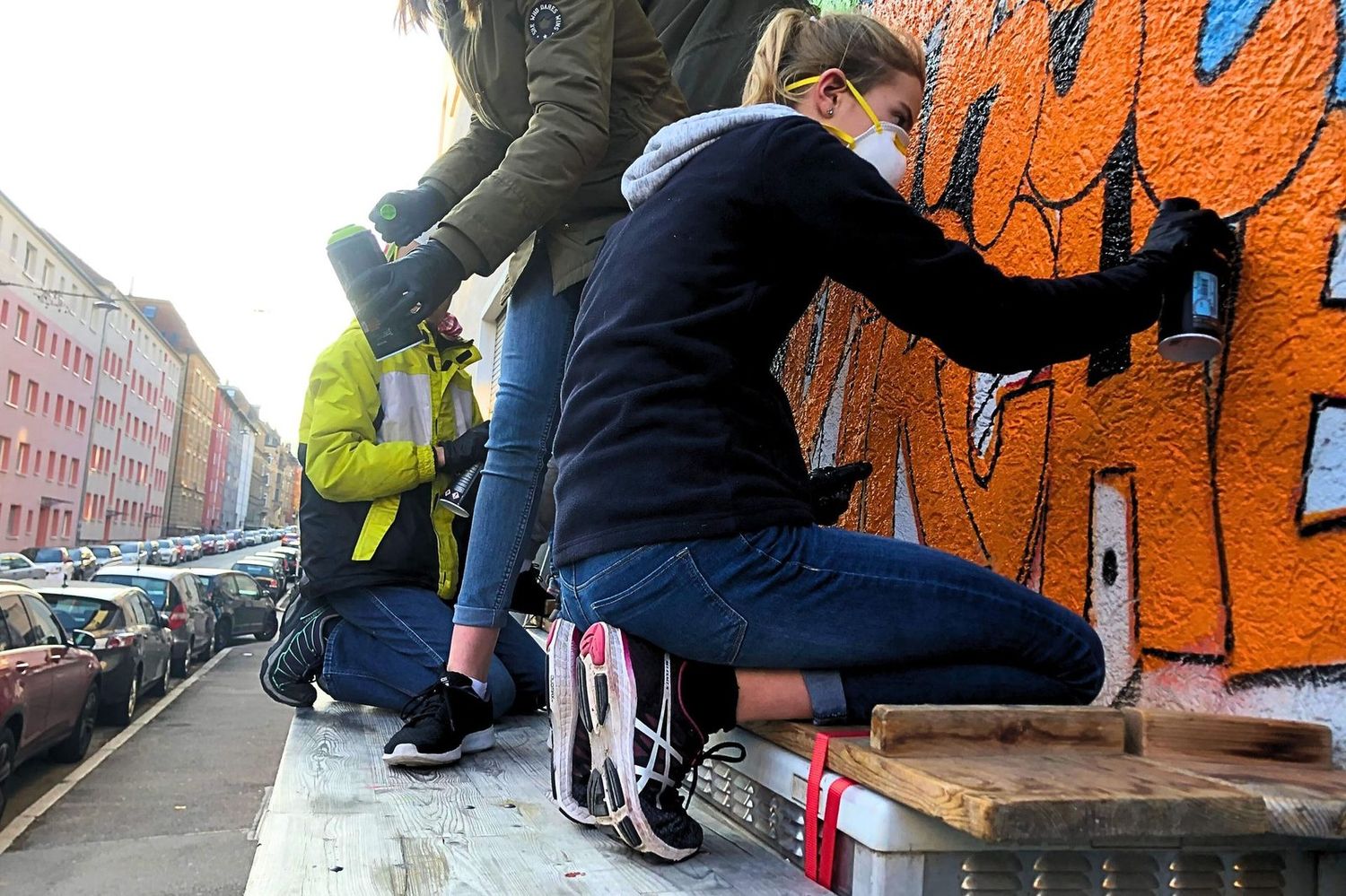 Jugendliche sprayen beim Urban Art Workshop an der Bethel Kirche Stuttgart – Graffiti Coach Open Mike begleitet die Gestaltung des Wandbilds.