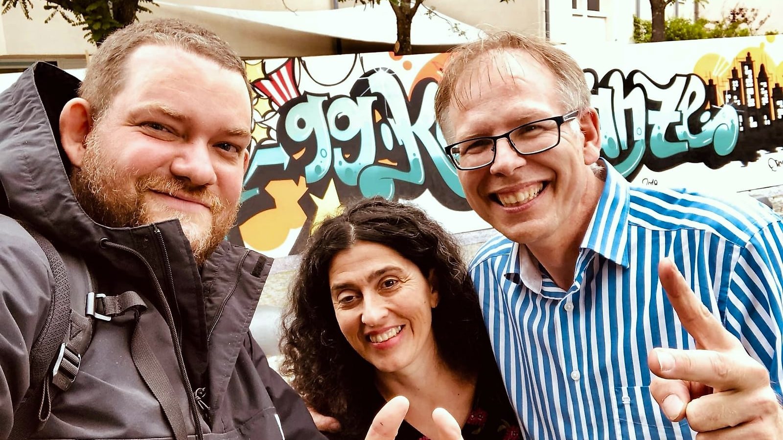 Brautpaar Armin und Konstanze mit Open Mike vor ihrem Hochzeits-Graffiti in Stuttgart