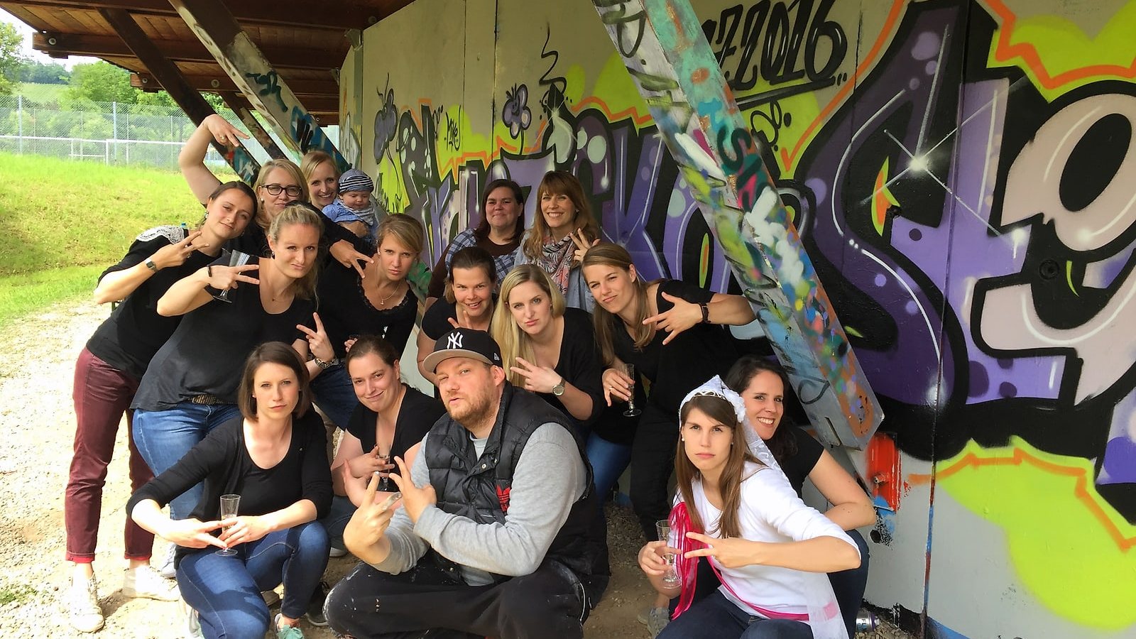Junggesellenabschied mit Graffiti: Braut und Crew mit Open Mike vor ihrem gemeinsam gesprühten Piece