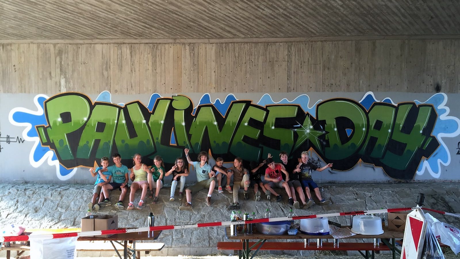 Graffiti-Kindergeburtstag: Geburtstagscrew vor ihrem gemeinsam gesprühten Piece »Paulines Day«