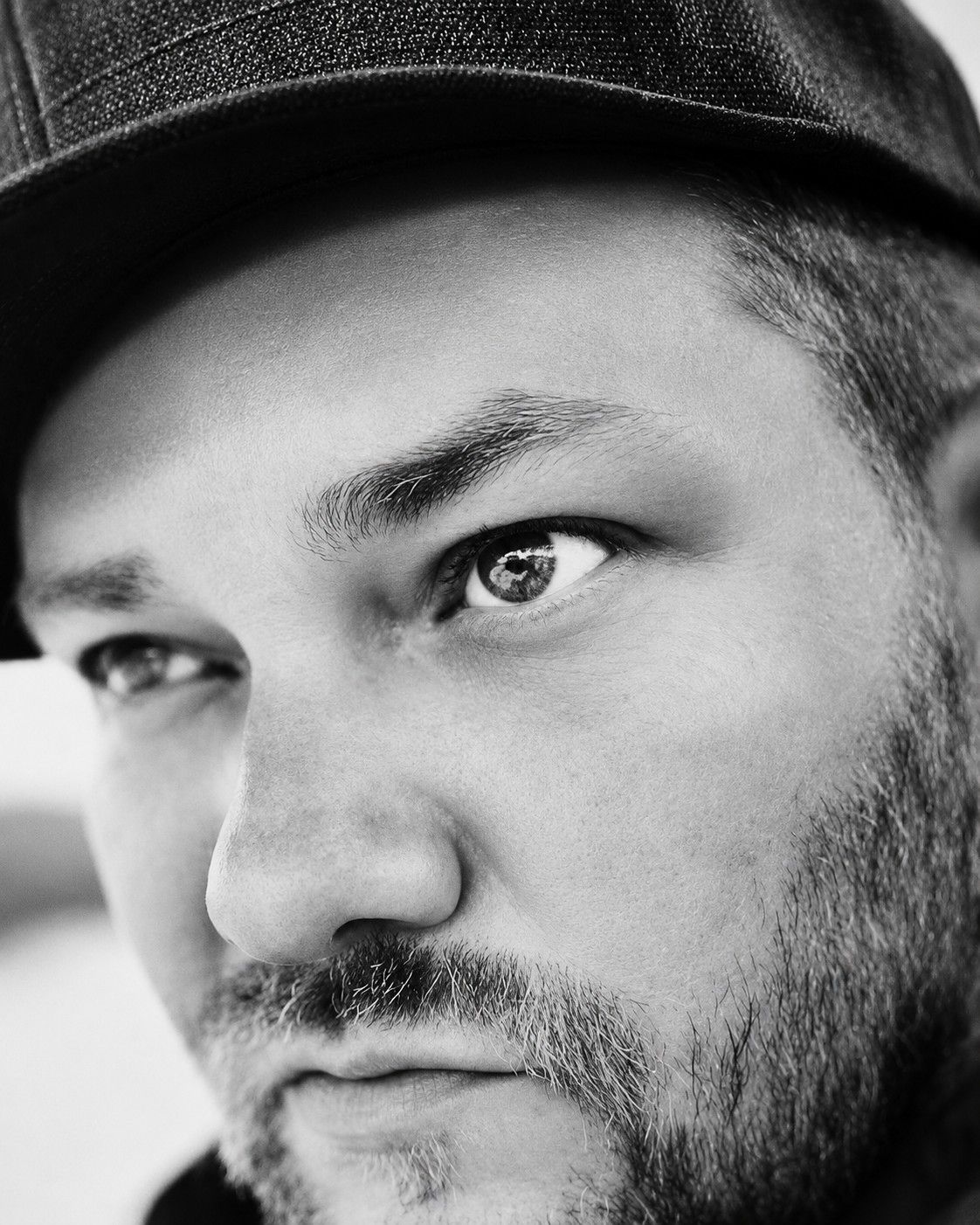 Open Mike – Graffiti-Künstler, Coach und Rapper aus Stuttgart, Schwarz-Weiß-Porträt