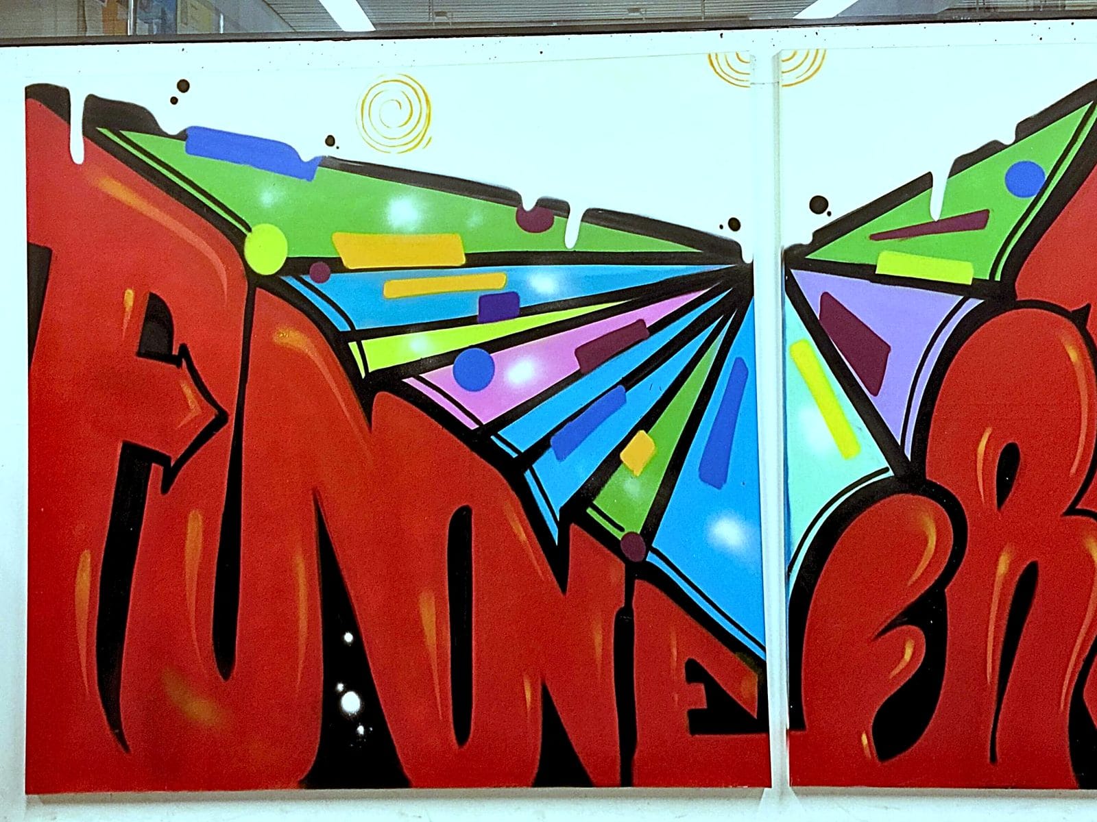Graffiti-Leinwände mit rotem Schriftzug als Schul-Auftragsarbeit von Open Mike