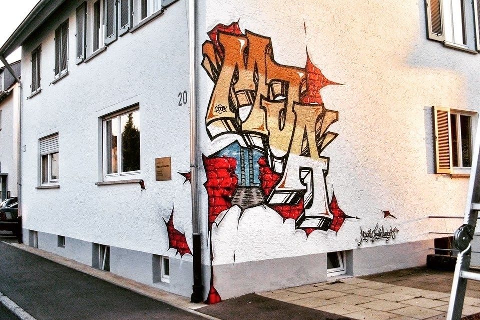 Graffiti-Fassadengestaltung an der Außenwand eines Wohnhauses von Open Mike
