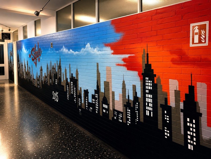 City-Skyline-Mural als Innenraum-Wandgestaltung von Open Mike