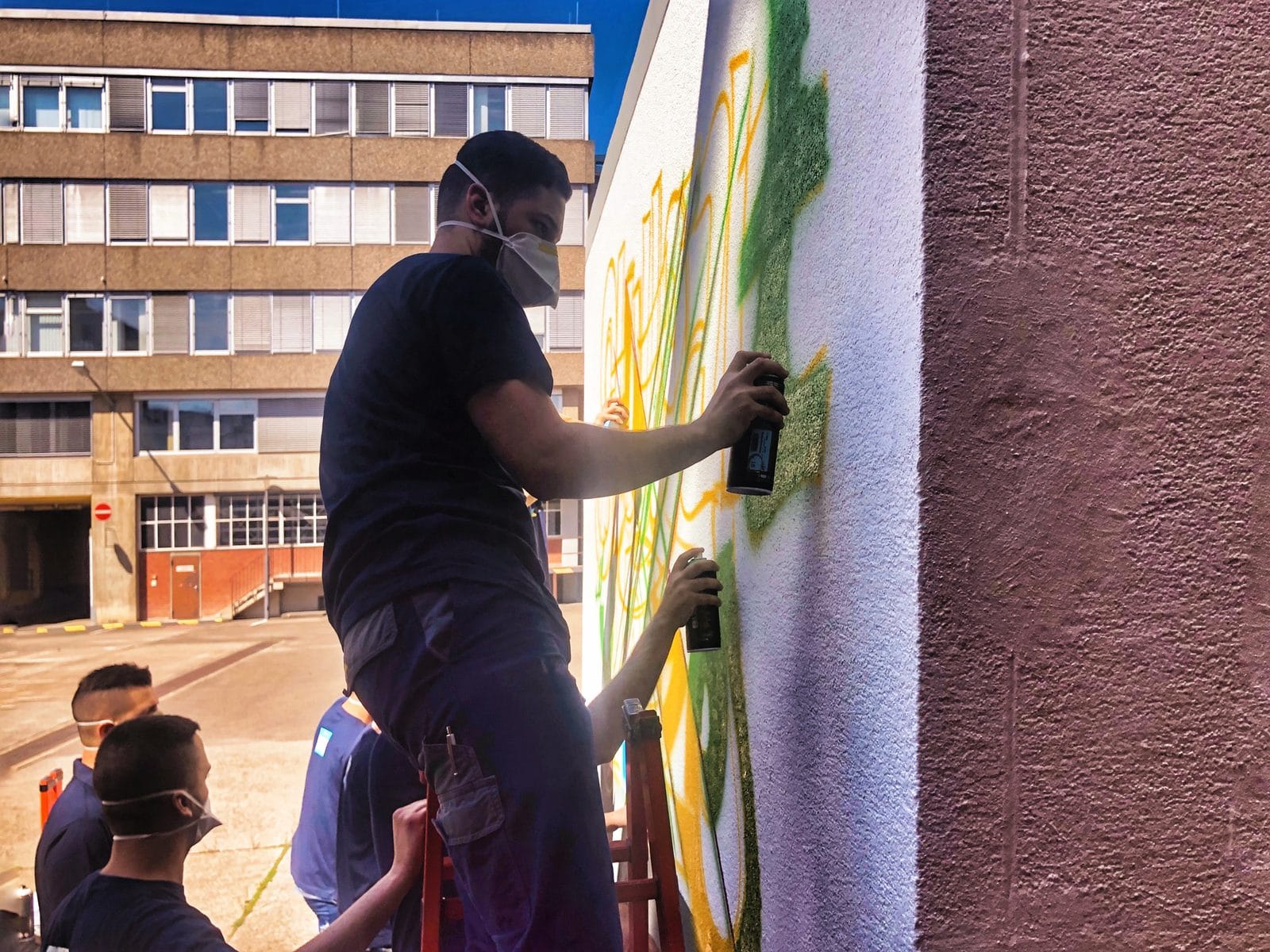 Gruppe bei einem Graffiti-Workshop mit Open Mike
