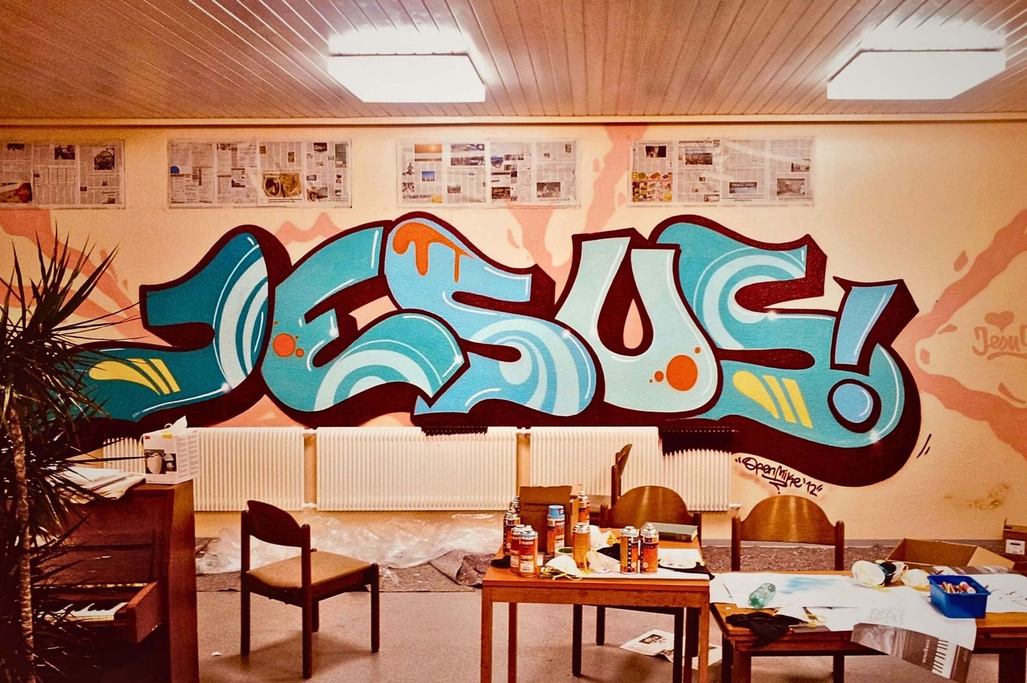 Fertiges „Jesus“-Graffiti im Jugendraum der Apis Freudenstadt – gestaltet von Kindern und Jugendlichen im Ferienprogramm mit Graffiti Coach Open Mike