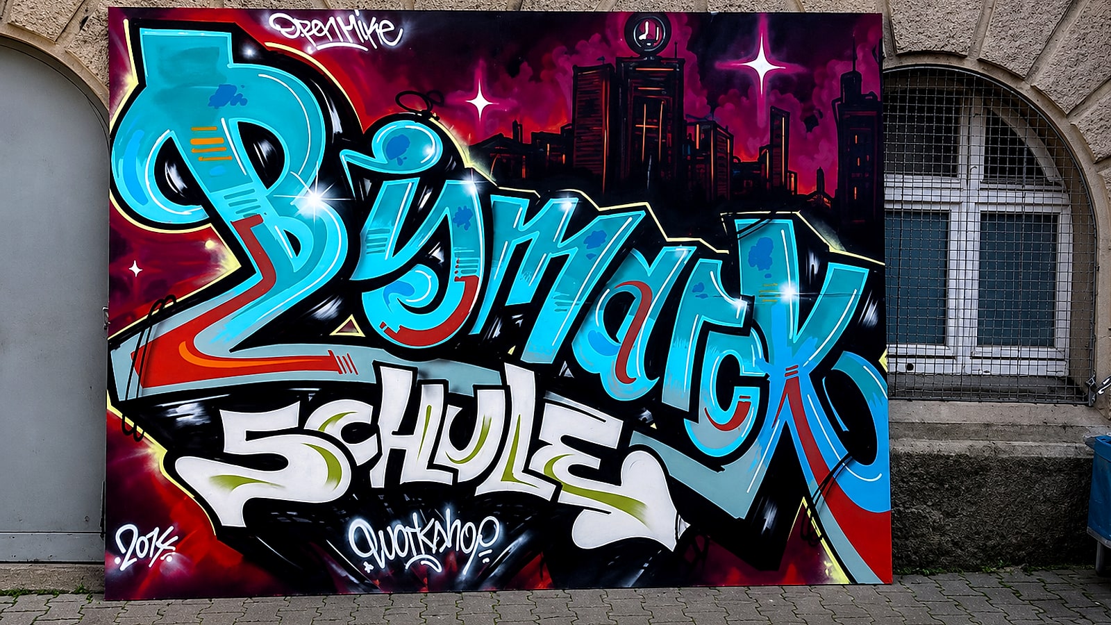Fertiges buntes Graffiti-Piece »Bismarck Schule« mit Skyline und Stylewriting, gestaltet beim Workshop an der Bismarckschule Stuttgart-Feuerbach.