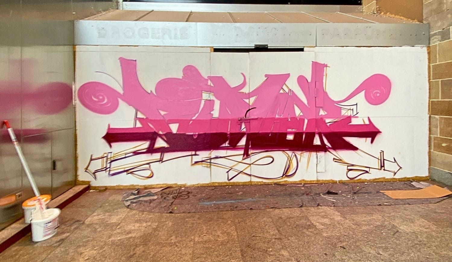 Graffiti Coach Open Mike beim BOUNCER-Piece im NY-Semi-Style bei der Secret Walls Gallery Stuttgart