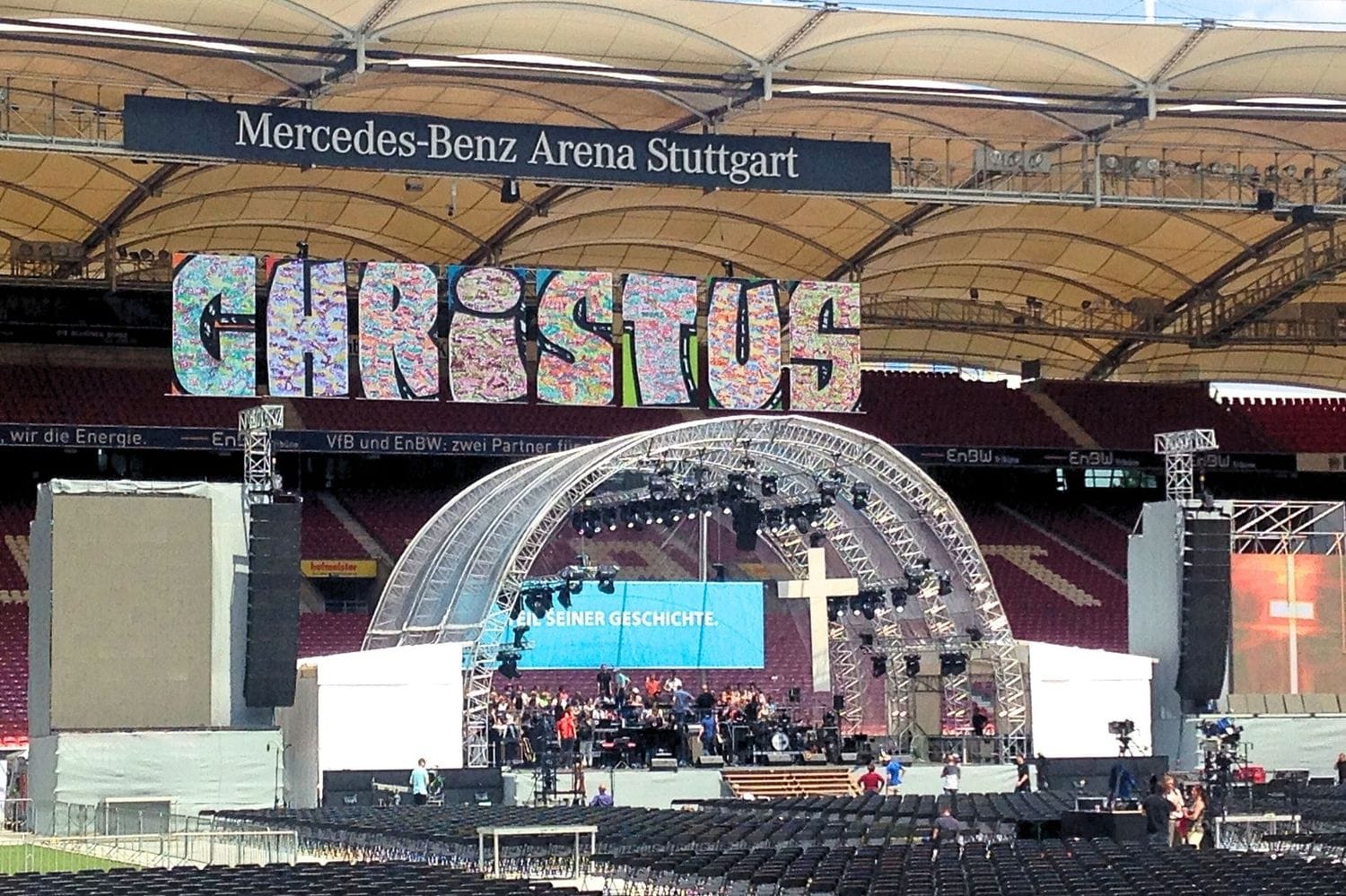 Jugendliche gestalten ein Graffiti-Banner mit dem Schriftzug „Christus“ beim Workshop mit Graffiti Coach Open Mike in Stuttgart.