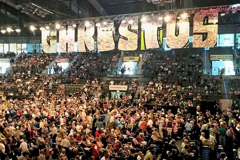 Graffiti-Banner mit christlicher Botschaft beim Christus Tag in der Porsche-Arena Stuttgart – gestaltet mit Open Mike.