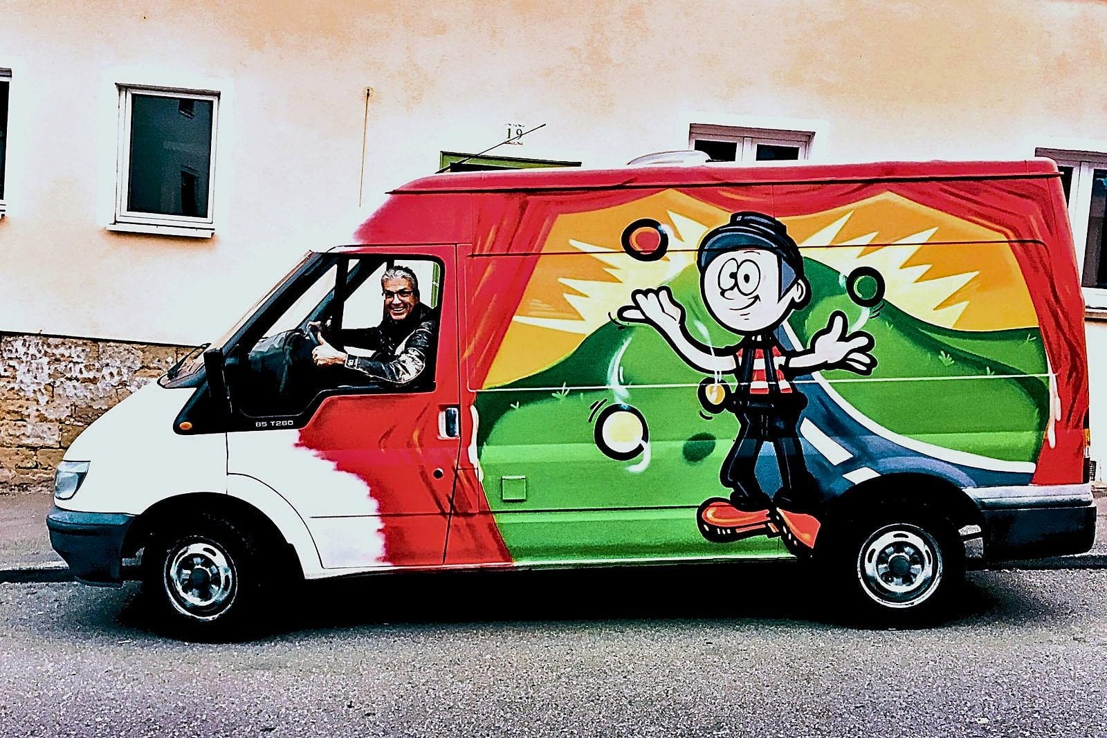 Vollgestalteter Ford Transit für einen Jongleur aus Stuttgart – Comic-Jongleur mit Bällen und Konzept Vorhang auf, von Open Mike