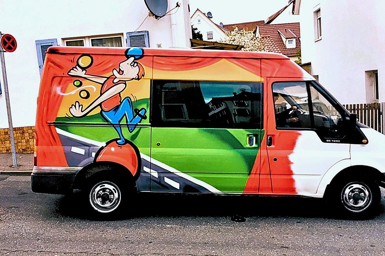 Vollgestalteter Ford Transit für einen Jongleur aus Stuttgart – Comic-Jongleur mit Bällen und Konzept Vorhang auf, von Open Mike