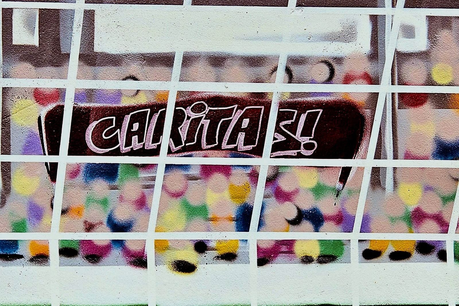 One-4-All-Marker-Detail: Caritas-Fahne hinter dem Tor im Fußballstadion-Innenhof von Open Mike