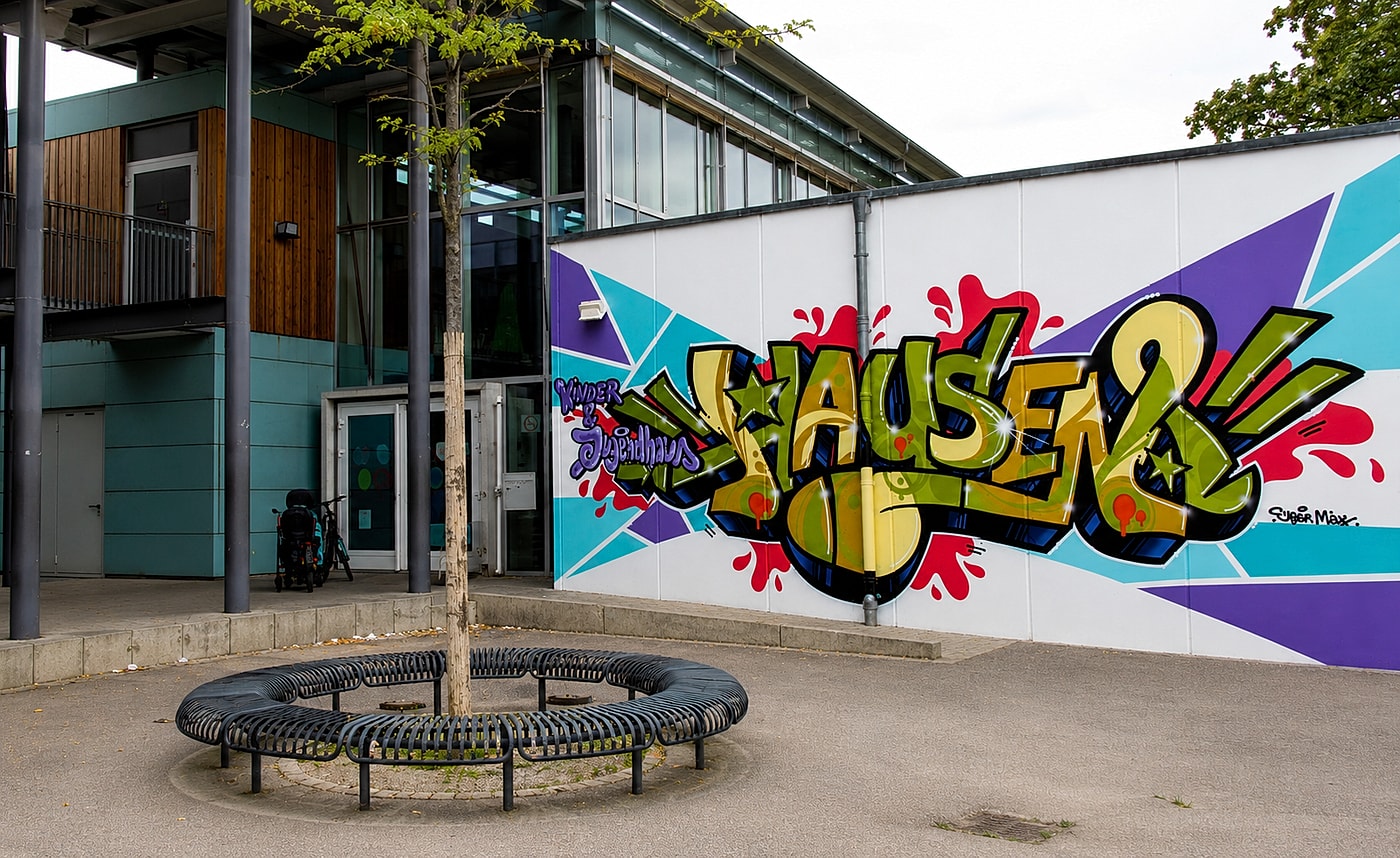 Fertiges HAUSEN-Mural im Umfeld des Jugendhaus-Eingangs in Stuttgart