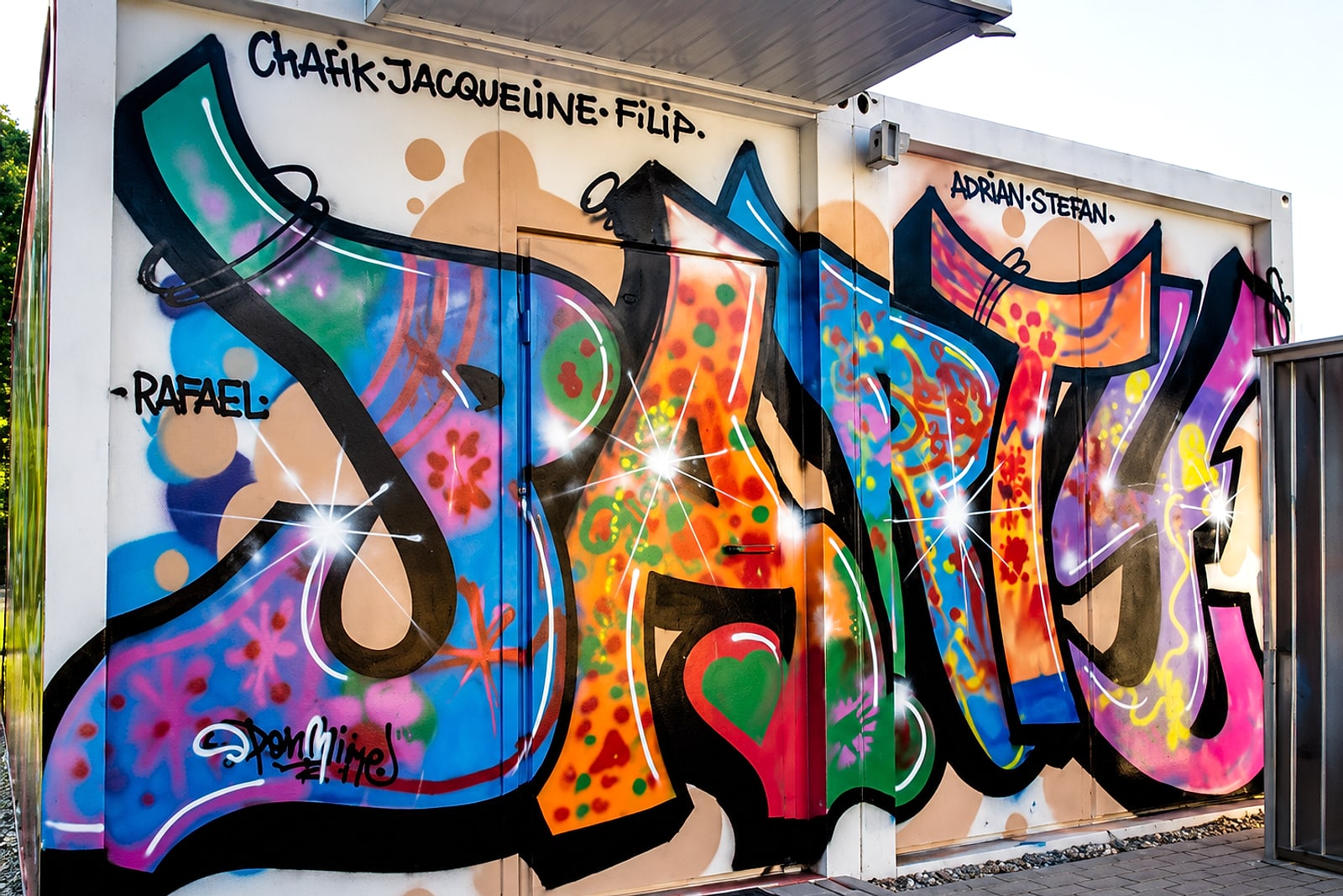 Buntes Simple-Style-Graffiti mit dem Schriftzug »Party« auf dem Übergangs-Container des Jugendhauses Mosbach