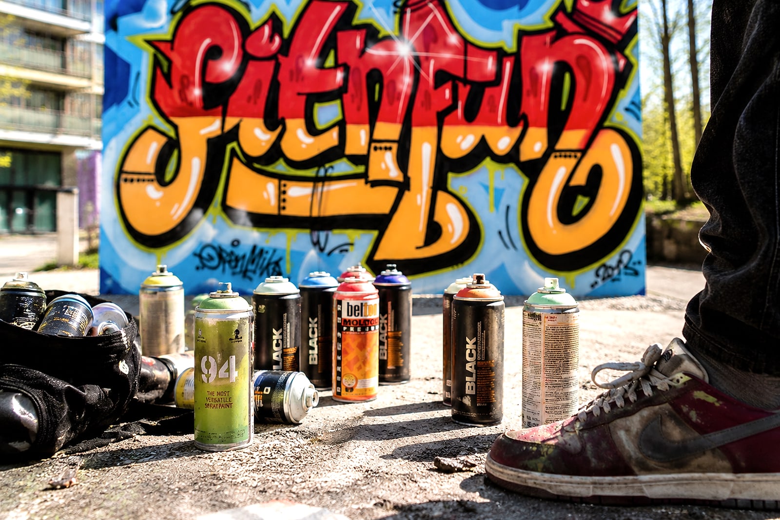 Das »Fit N Fun«-Graffiti auf der 2 × 3 m großen Holzplatte, davor die Montana-Sprühdosen aus dem Workshop im Jugendhaus Weilimdorf
