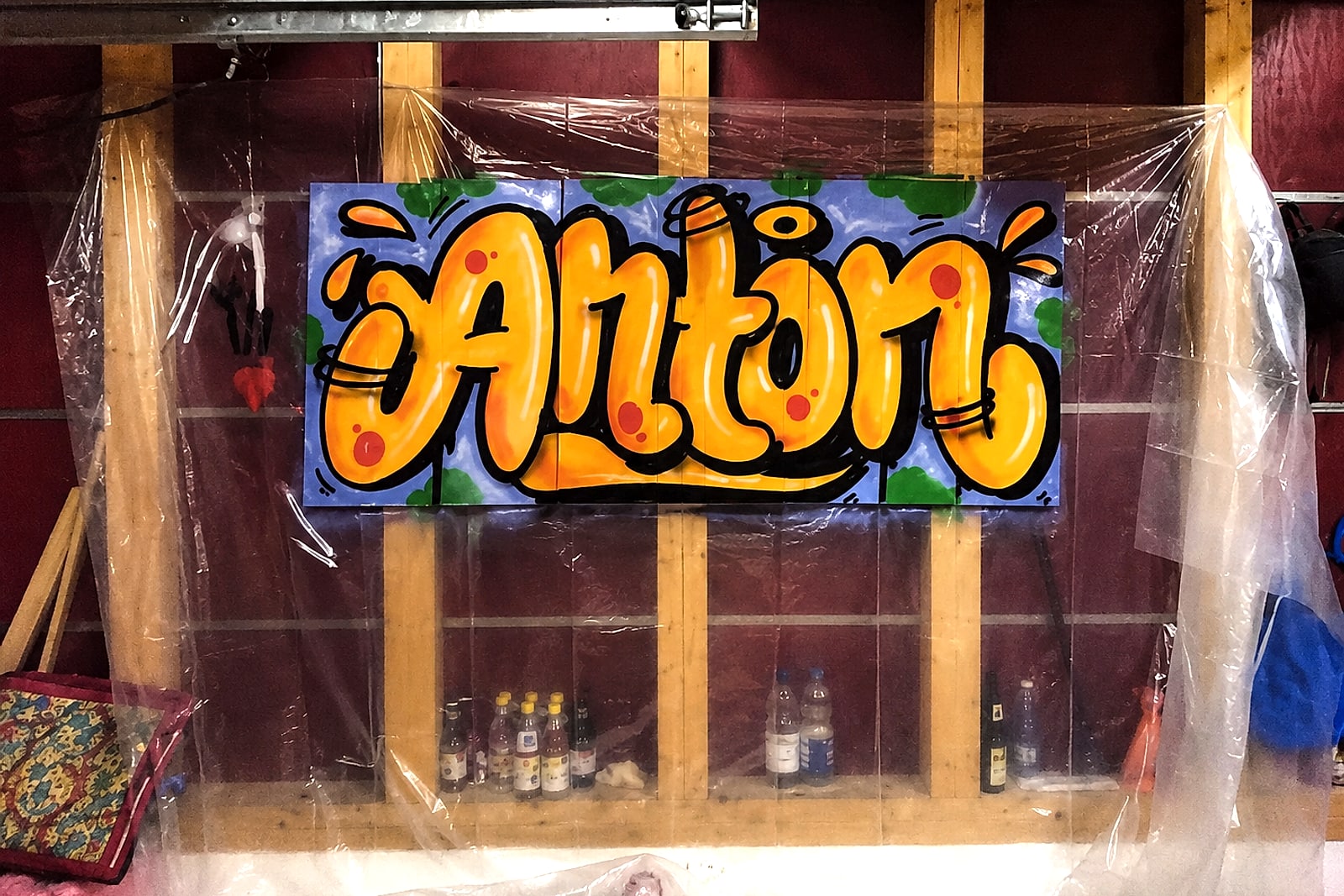 Fertiges Bubble-Style-Graffiti mit dem Namen »Anton« in Orange auf einer Holzplatte, entstanden im privaten 1:1-Workshop in Stuttgart