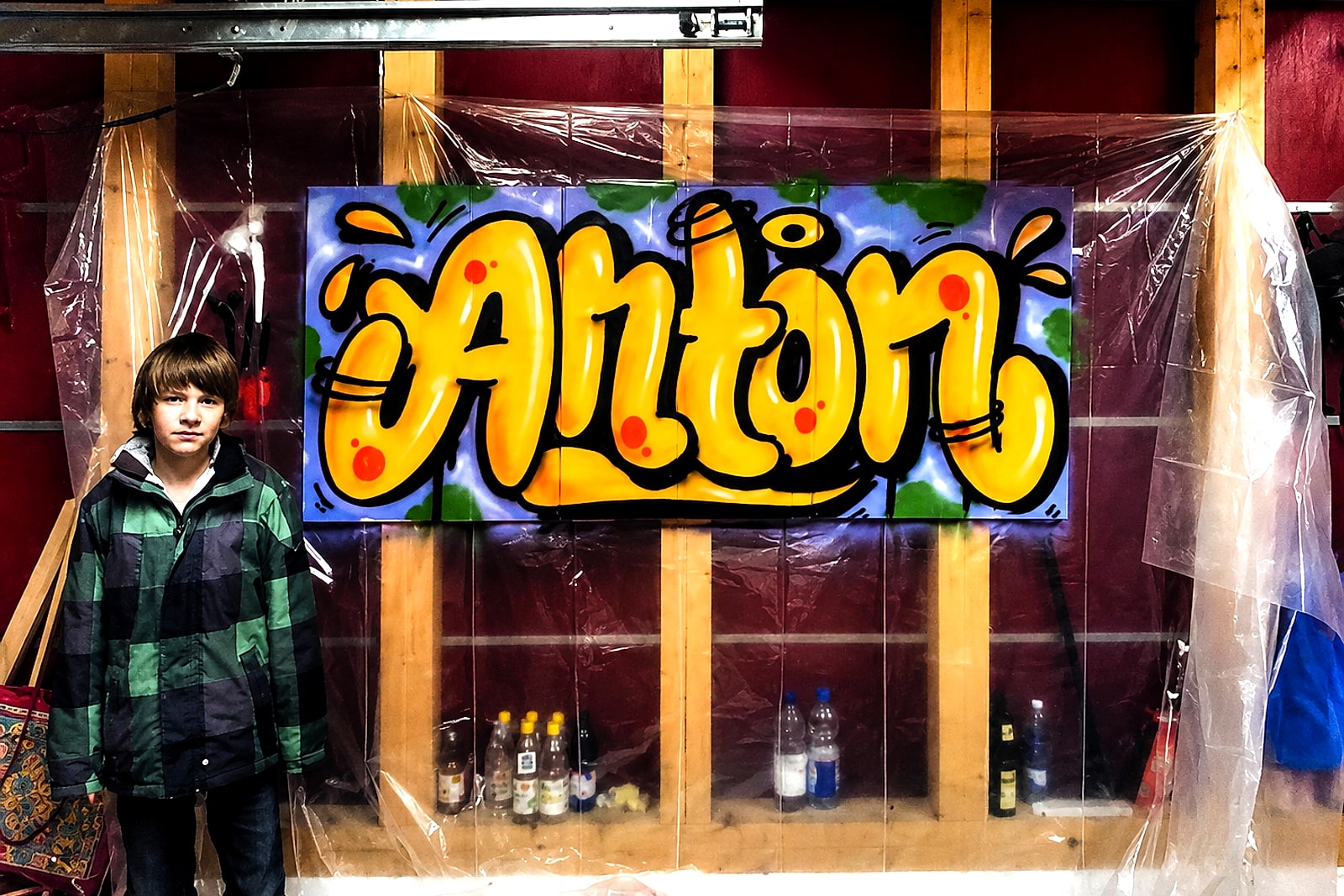 Anton steht neben seinem selbst gestalteten »Anton«-Graffiti-Board in der Garage