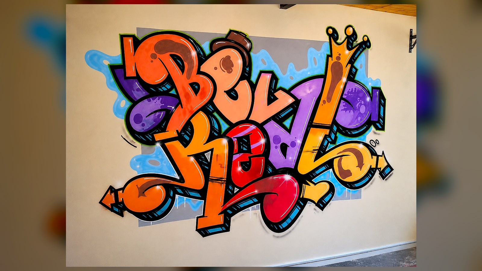 Großformatiges Graffiti-Mural »Be Real« mit Krone im Treppenhaus der Reuchlin-Realschule in Bad Liebenzell