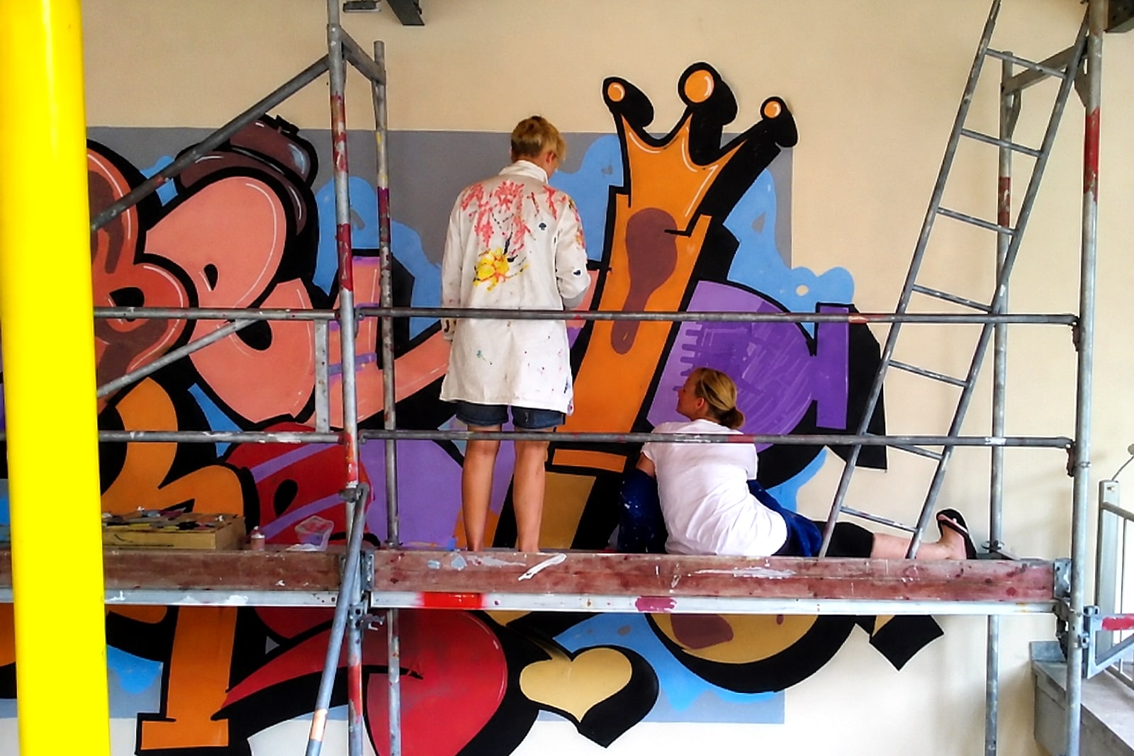 Umsetzung des Graffiti-Murals auf dem Gerüst im Treppenhaus der Reuchlin-Realschule Bad Liebenzell