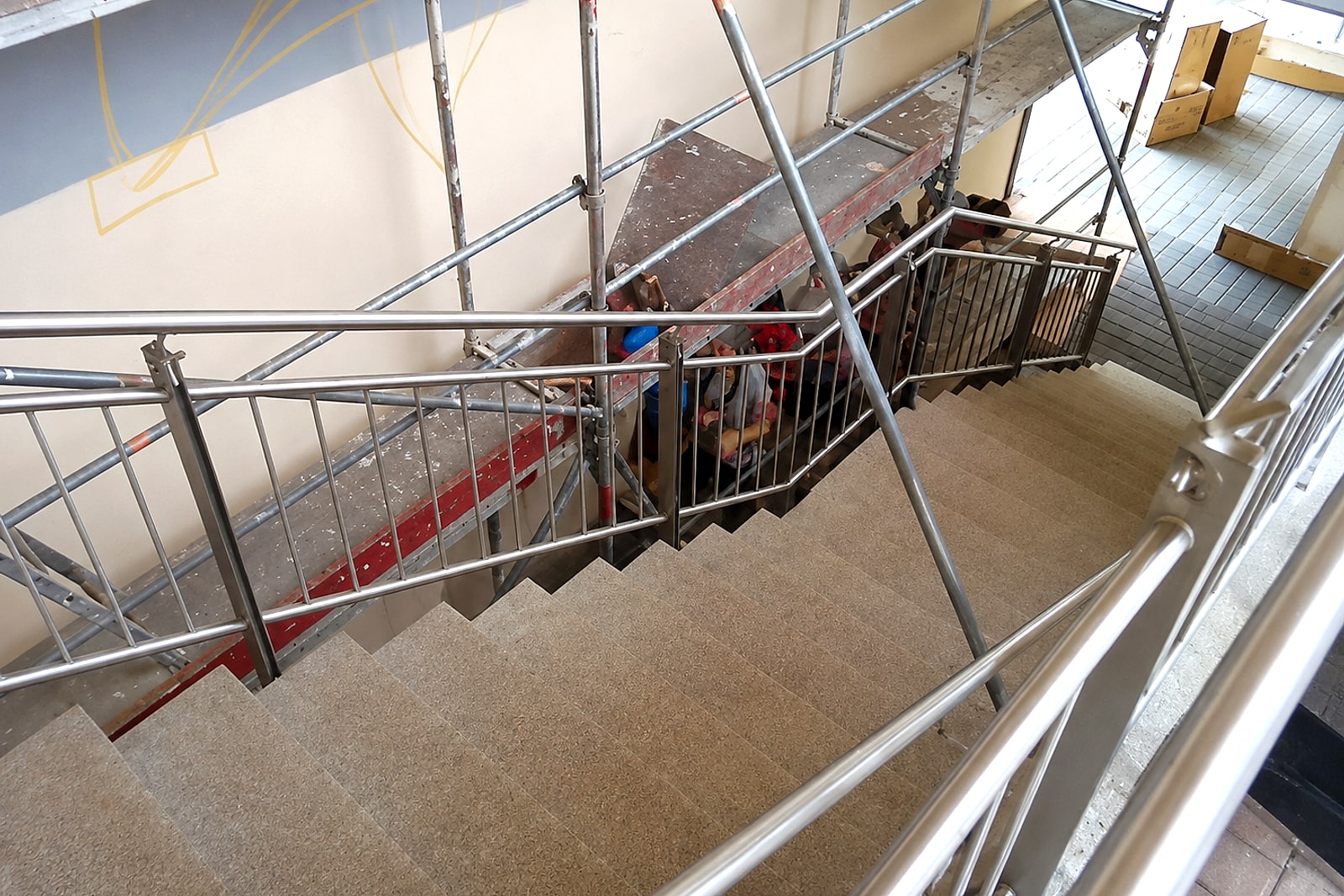 Treppenhaus der Reuchlin-Realschule Bad Liebenzell mit Gerüst während der Entstehung des Graffiti-Murals