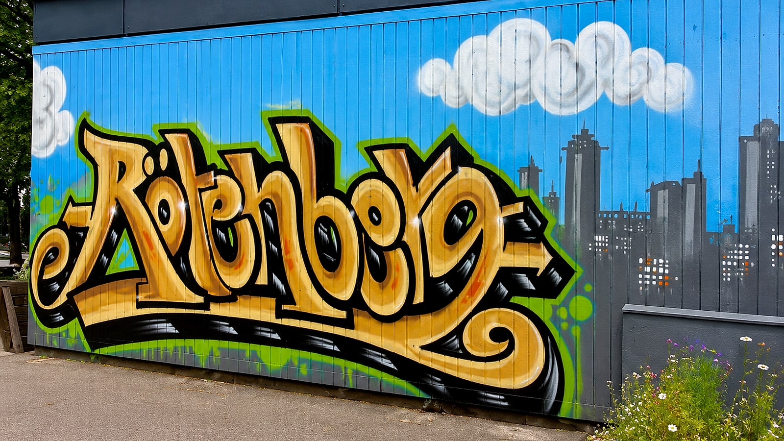 Großes Graffiti-Mural »Rötenberg« in goldenen Buchstaben mit Skyline am Treffpunkt Rötenberg in Aalen.