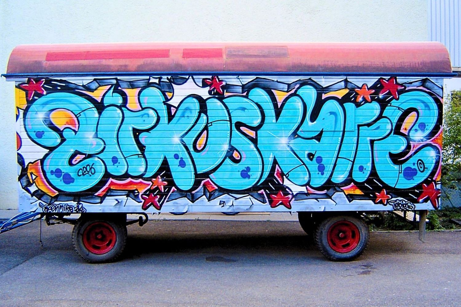 Seitenansicht der zweiten Wand der Zirkuskarre mit dem Schriftzug „Zirkuskarre“ – Ergebnis eines kreativen Graffiti-Workshops mit Jugendlichen aus der mobilen Jugendarbeit Stuttgart.