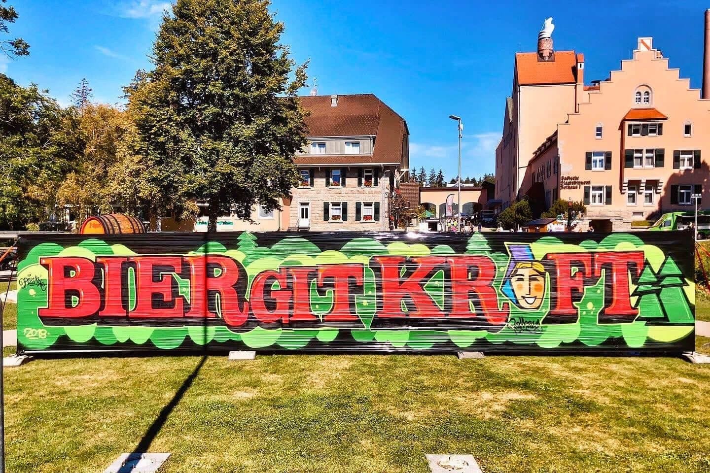 Gemeinsam gesprüht – das fertige „Birgit Kraft“-Graffiti als urbanes Festival-Highlight beim Rothaus Food Festival.