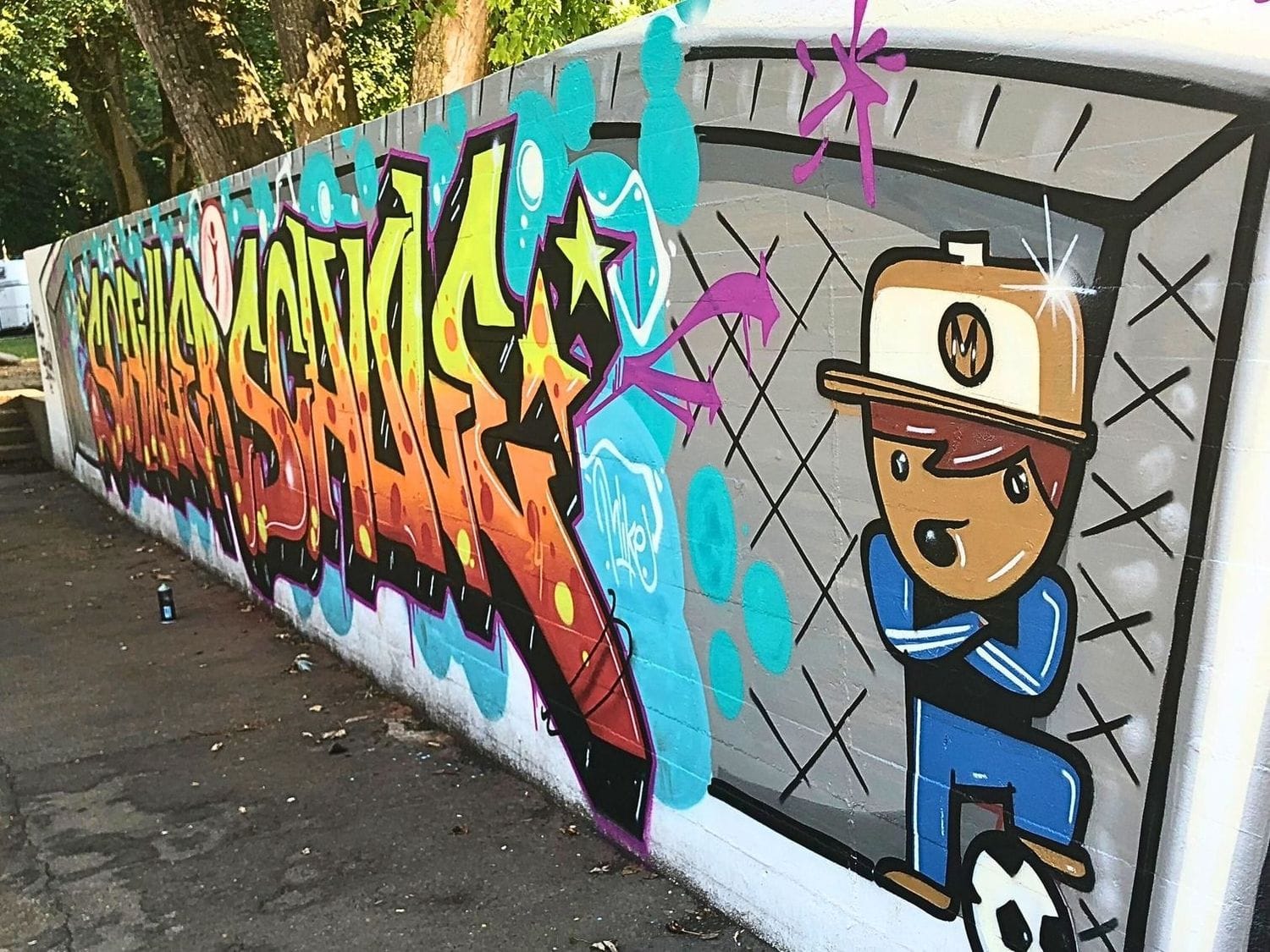 Graffiti-Workshop an der Schillerschule Esslingen – Schülerinnen und Schüler sprayen gemeinsam an einem Mural