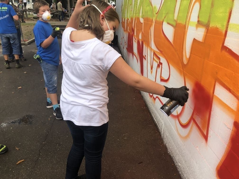graffiti workshop schillerschule esslingen schülerin sprayt lettering simple style
