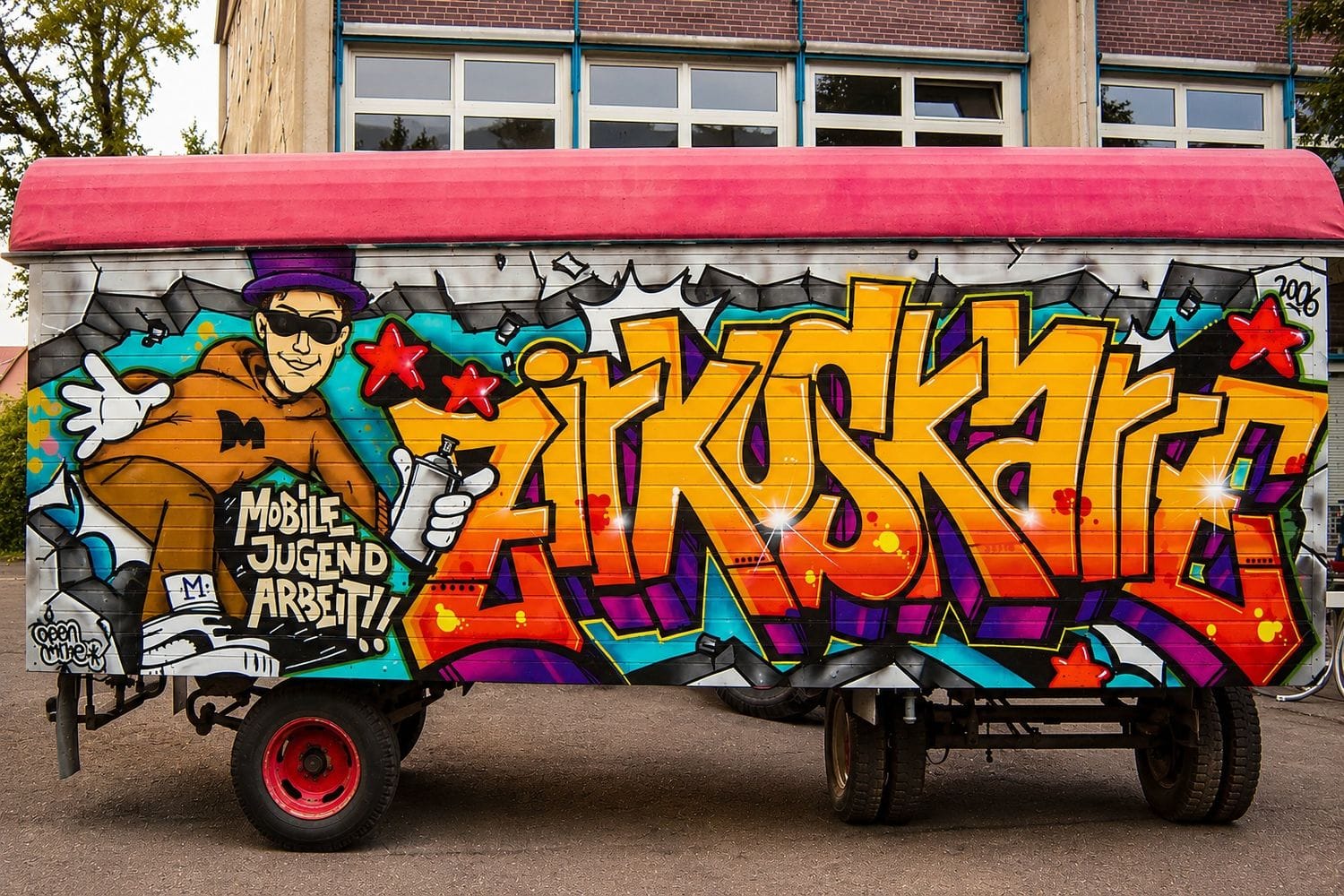 Bemalte Zirkuskarre „Mobile Jugendarbeit" – mobiler Graffiti-Workshop von Open Mike