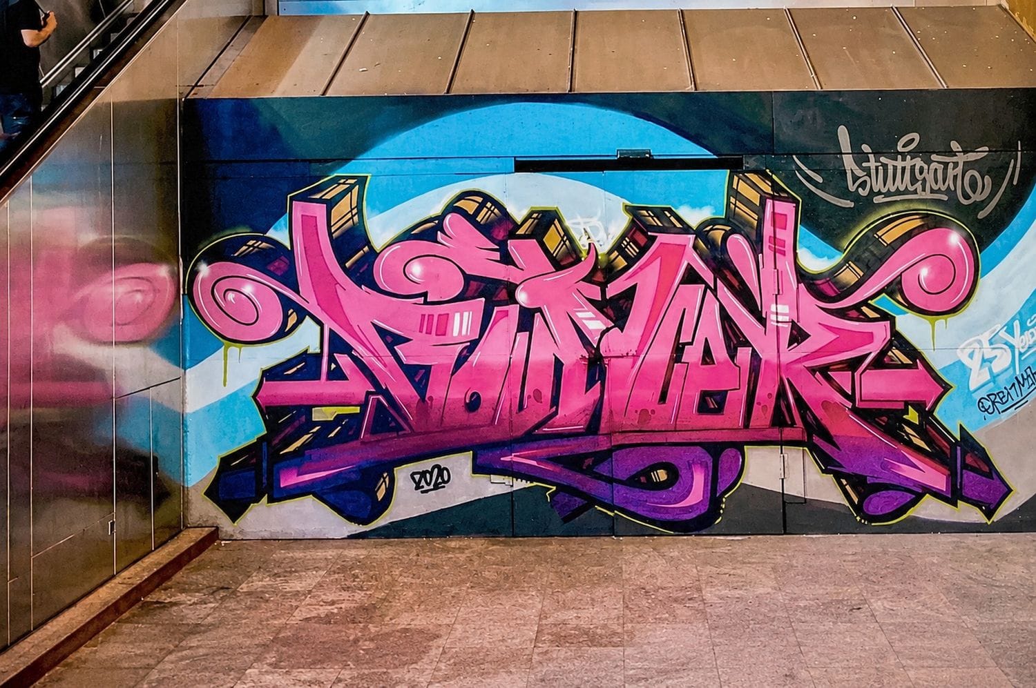 Pink-violettes Wildstyle-Graffiti mit komplexen Buchstaben – Stylewriting-Workshop mit Open Mike in Stuttgart